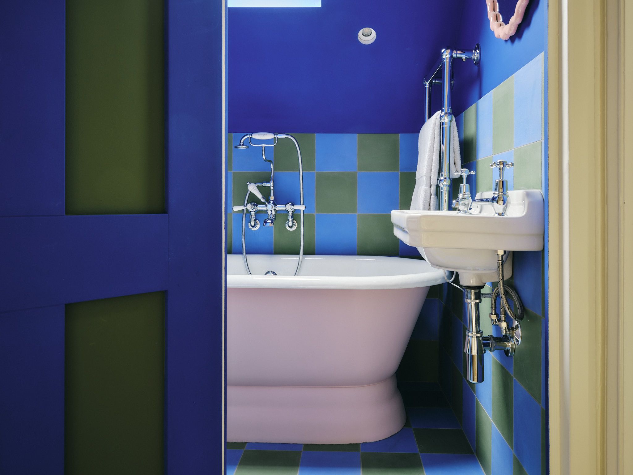 an image of a bathroom 